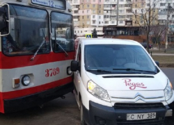 В Кишиневе неловкий водитель парализовал движение троллейбусов