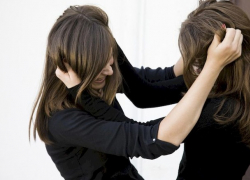 Любовные разборки. Девушки подрались возле одного из кишиневских заведений