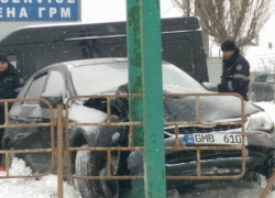 Столкновением с опорой рекламного щита закончилась поездка по скользким улицам для жительницы столицы