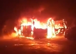 Уничтожение огнем автобусов для междугородних перевозок под Кишиневом сняли на видео