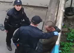 Давили пальцы берцами: издевательства украинских полицейских над мужчиной попали на видео 