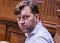 Соседи жалуются на Алайбу: министр "по-европейски" припарковал авто прямо у входа в подъезд