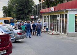 Большие очереди выстраиваются за социальным хлебом с самого раннего утра