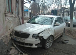 Авария в центре города, такси протаранило автомобиль Skoda, который влетел в стену жилого дома