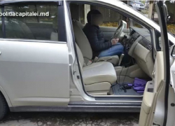 В столичной пробке у женщины из машины украли сумку