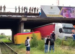 Драма на железнодорожном мосту у Цирка - мужчина спрыгнул на пути, спасатели успели словить его