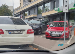 В Кишиневе паркуются по-старинке - против правил. Хотя парковки - есть