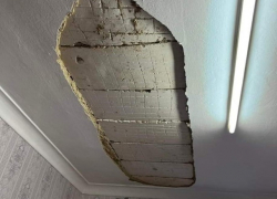 На студента обвалился потолок в столичном общежитии