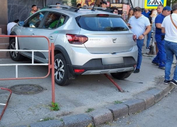 Дама на автомобиле врезалась в толпу прохожих в Кишиневе 