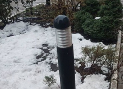 В Кишиневе парень разбил фонарь на входе в комиссариат полиции сектора Центр