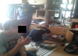 Обыск в квартире совершившего преступление в столичной маршрутке мужчины сняли на видео 