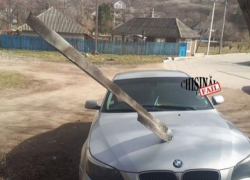 Кусок шифера, подхваченный ветром, пробил капот BMW в Оргееве
