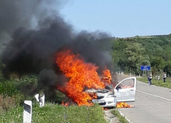 Люди чудом  спаслись из горящей легковушки в Теленештском районе