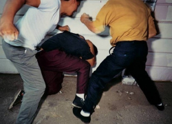 Жестокое избиение вооруженного мужчины совершили в Кишиневе бандиты на автомобиле Mercedes с болгарскими номерами