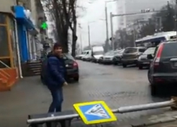 В центре Кишинева джип повалил светофор