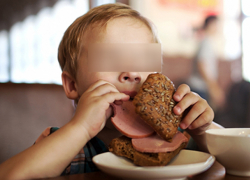 Острое отравление получили шесть братьев в Басарабяске после обеда с колбасой и сосисками