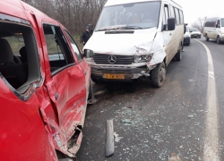 Пассажирка микроавтобуса получила тяжелейшие травмы и перелом в аварии под Оргеевом