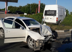 Протаранивший микроавтобус полицейский назвал виновником аварии "коварный" гравий на дороге