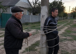 Пенсионер из Приднестровья поймал вора и привязал его к столбу