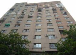 На Чеканах загорелся чердак 16-этажного дома, на место инцидента срочно были вызваны две пожарные машины