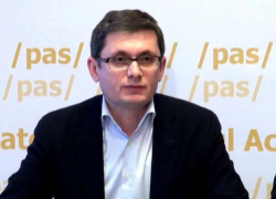 Глава фракции PAS устроил истерию во время выступления в парламенте, назвав новое правительство "румынофобами", "украинофобами" и "еврофобами"