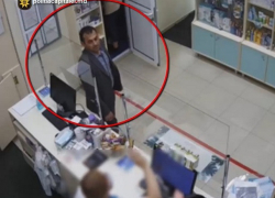 Мужчина присвоил забытый в аптеке телефон – теперь его ищет полиция 