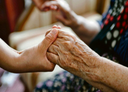 Молдаванка жестоко избивала старушку и ее сына, за которыми ухаживала в Италии