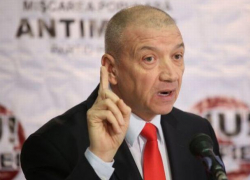 Без денег, машин и земельных участков – декларация лидера «Антимафия» демонстративно пуста 