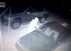 На Ботанике мужчина обливал машины бензином 