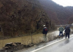 Героический водитель спас девочку из улетевшего на его глазах в горную реку автомобиля 