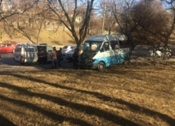 В Кишиневе маршрутка врезалась в дерево: двое госпитализированы