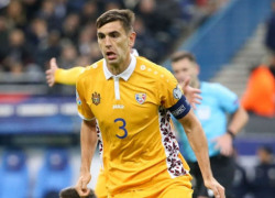 Армаш продает коллекцию футболок, чтобы помочь юному вратарю с лейкемией