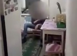 ﻿Попытка самоубийства молодого человека в Одессе попала на видео 