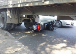 Смертельный наезд совершил водитель КамАЗа на скутериста в столице