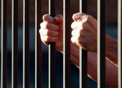 Изнасиловавший, задушивший и обокравший свою соседку мужчина проведет 25 лет за решеткой 