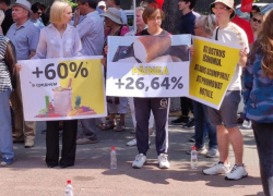 «Продукты подорожали на 60%, хлеб - на 26%»: представители ПСРМ продолжают протестовать у здания парламента