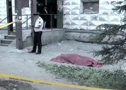 Девушка в луже крови: в Кишиневе разбилась студентка, выпрыгнувшая из окна 8-го этажа общежития