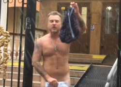  Голый протест из-за бывшей жены сняли на видео: украинский шоумен снял трусы перед зданием суда