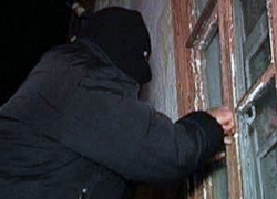 Ворвавшиеся в дом жительницы Дрокии бандиты заставили ее отдать им большую сумму