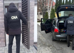 НЦБК вскрыл схему взяток за сдачу экзаменов на права: новые обыски и задержания