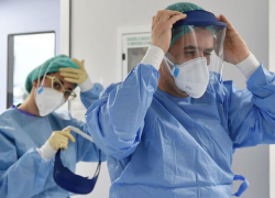 Врачей без вакцины, заразившихся коронавирусом, лишат пособия