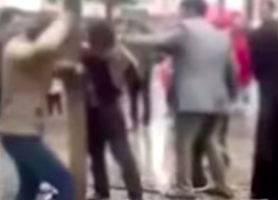 Жестокую расправу мужа с приехавшим на свидание с его женой юношу сняли на видео