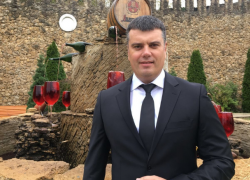 Директор винзавода Милештий Мичь вчера активно перебрасывал индеек у здания президентуры