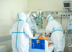 Люди валом мрут от коронавируса, врачей и медсестер не хватает