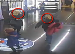 Полиция просит помощи в установлении личности мужчины, укравшего сумку у одной из посетительниц торгового центра