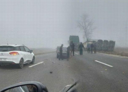 На трассе под Хынчештами перевернулась фура, повреждения получили и другие автомобили
