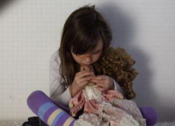 Баптисты из района Кэлэрашь, которым доверили на воспитание девочку, избивают её до крови - шокирующее видео появилось в интернете