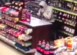 Бандиты напали на столичную АЗС, избили кассира и совершили ограбление: преступление попало на видео