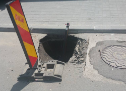 На свежеотремонтированной улице Александри зияет глубокая яма