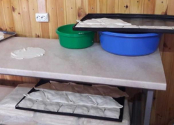 Узбеки-мигранты в ужасающих условиях готовили жителям Кишинева еду